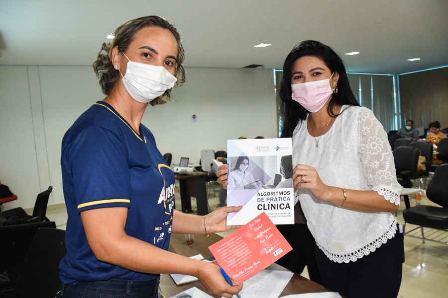 Marta Rocha representou a presidente da Fesp e conselheira federal de Farmácia, Marttha Ramos, na entrega de livro
