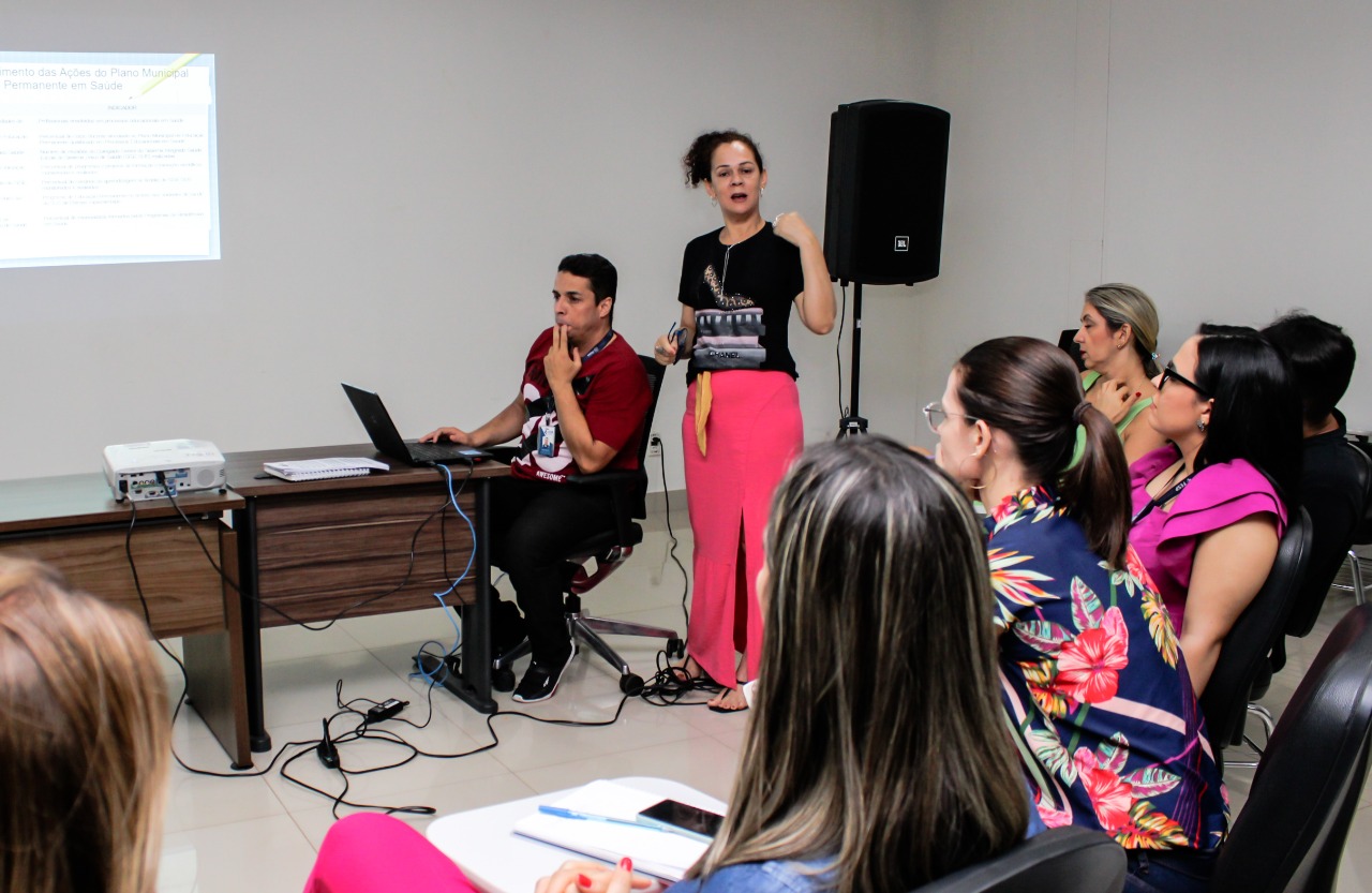 Responsável pelo Monitoramento do PPA da Fesp, Juliete Oliveira, durante apresentação