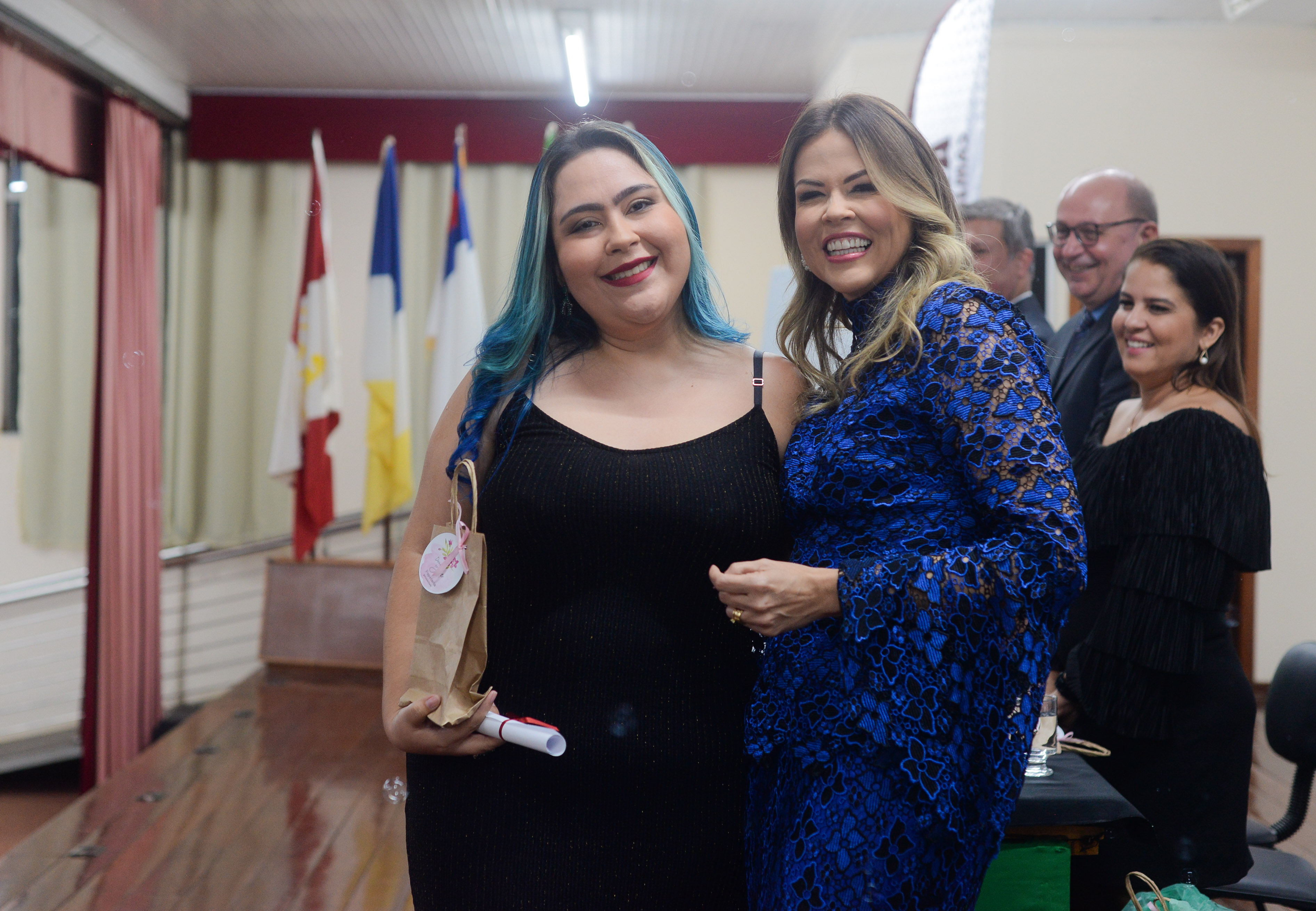 Enfermeira Juliana Maidana especializou em Saúde da Família e Comunidade e recebeu um mimo da coord Karol Botelho