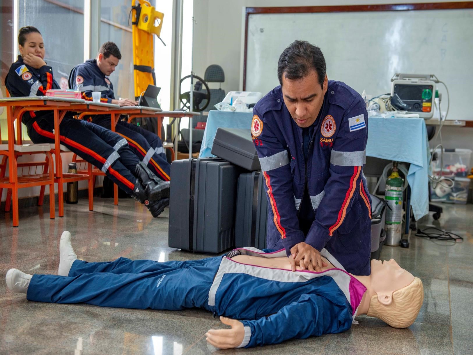 Enfermeiro emergencista, Mauro Maués, ensina manobra de reanimação cardiopulmonar (RCP)