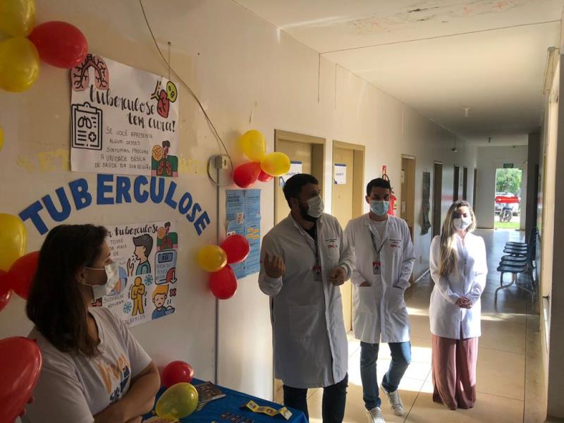 Ao lado de colegas, o estagiário de Medicina do ITPAC Palmas, Paulo Henrique Marques, falou sobre tuberculose