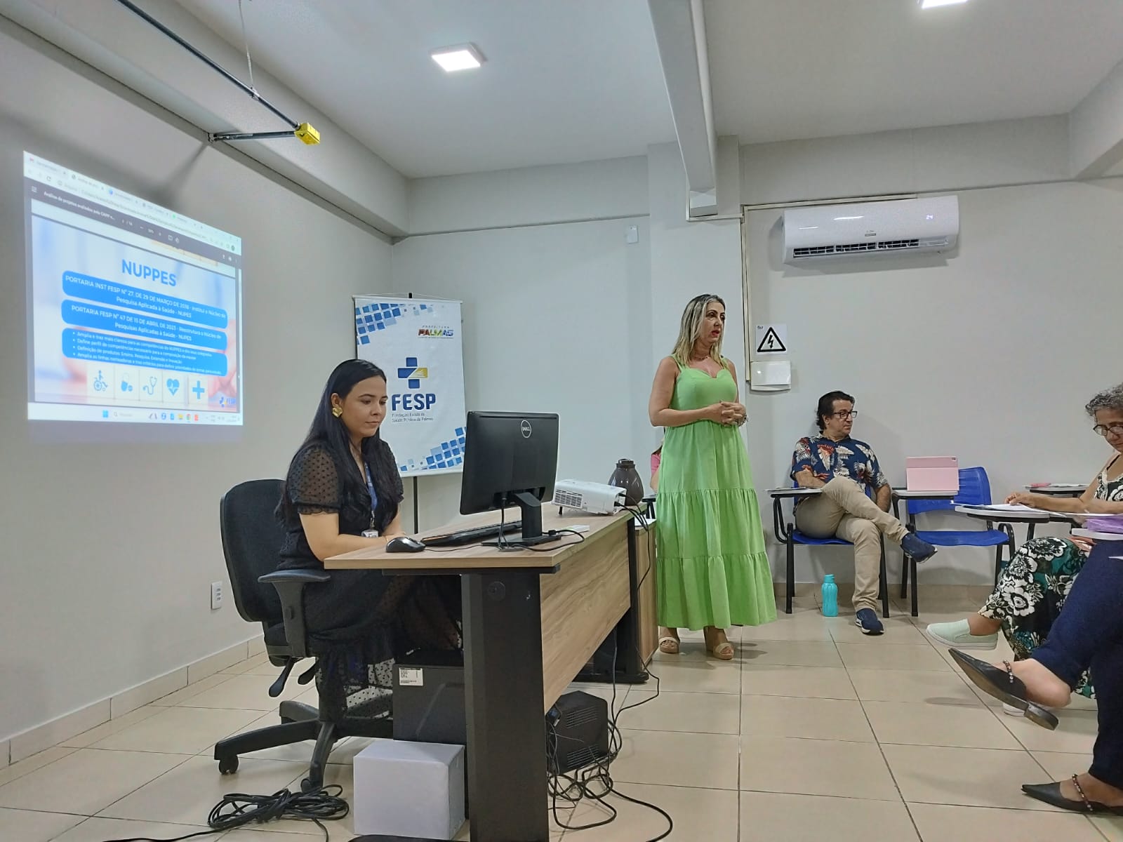 Nova secretária acadêmica do Sise-SUS, Daniela Mafra, com coordenadora do Nupes, Karenina Pegado, durante apresentação