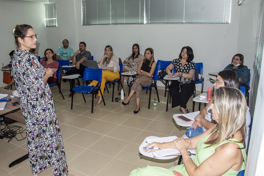 Professora doutora Lidiene Santos tratou da abordagem qualitativa nas pesquisas