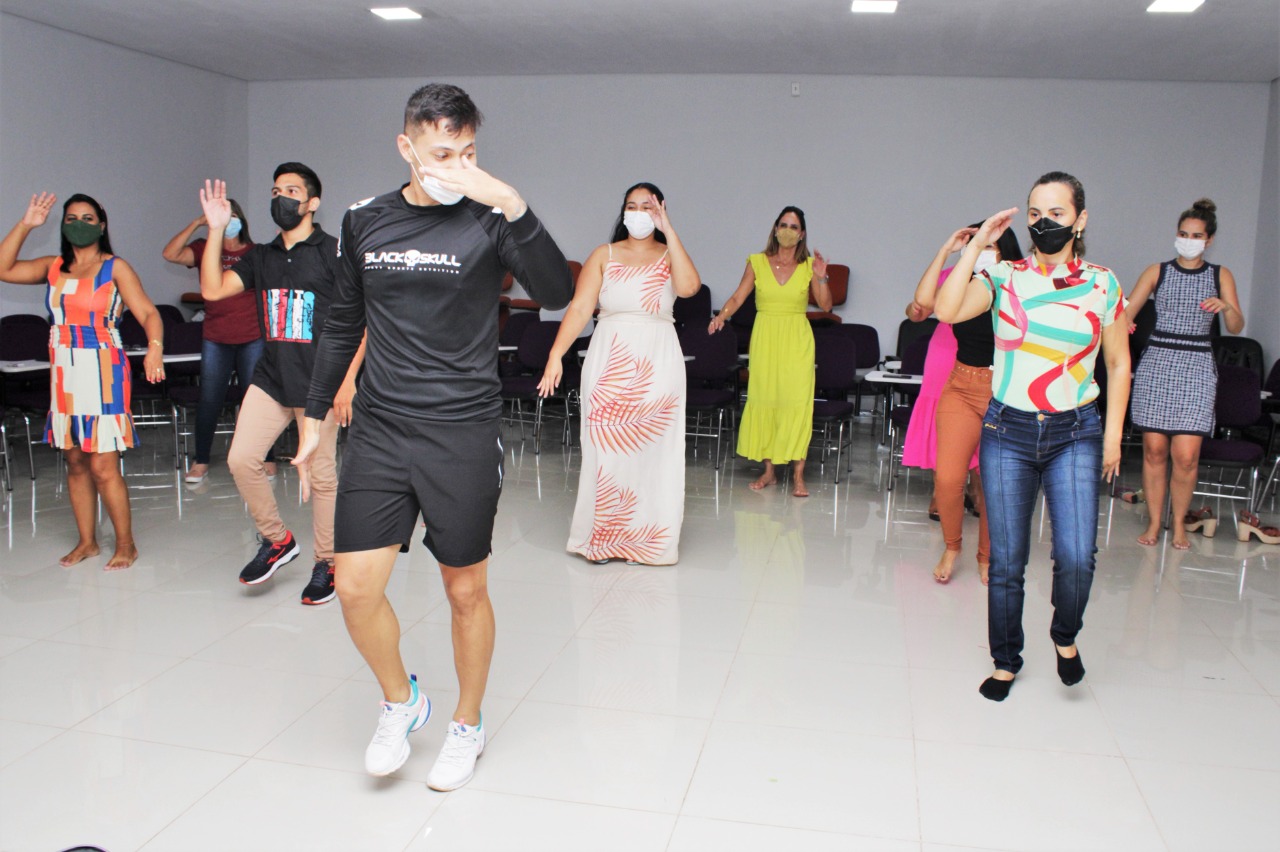 A tarde, as servidoras participaram de oficina de dança com o coreógrafo Wenes Ribeiro